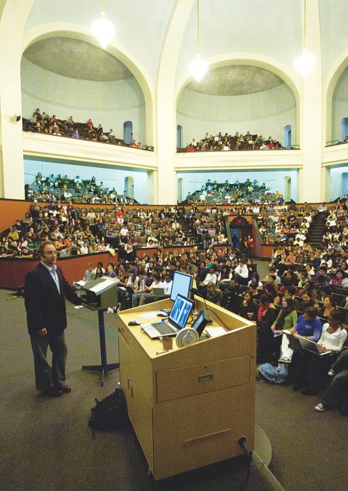 多大社會學(xué)教授布萊姆在巨型教室上課